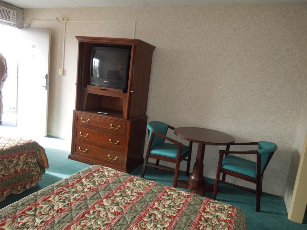 Central Plaza Hotel Cheyenne Room photo